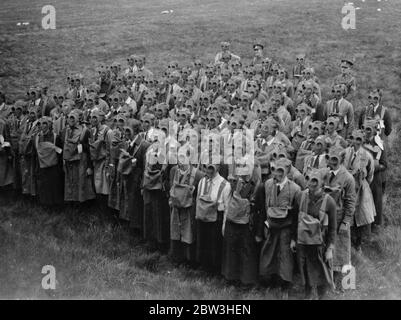 Siebenhundertfünfzig Rotes Kreuz, VAD ' s nehmen an Anti - Gas-Übungen in der Nähe von Winchester. Foto zeigt, Krankenschwestern, mit Gasmasken Rauschen über ein Feld während eines Gasangriffs. 21 Mai 1935 Stockfoto