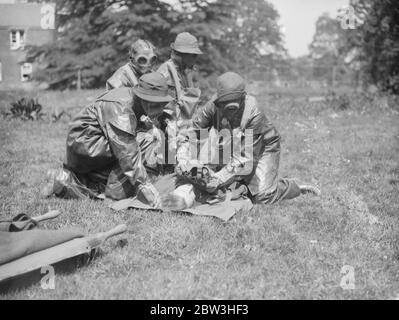 Siebenhundertfünfzig Rotes Kreuz, VAD ' s nehmen an Anti - Gas-Übungen in der Nähe von Winchester. Foto zeigt: Krankenschwestern in Gasmasken helfen bei Verletzten 21. Mai 1935 Stockfoto