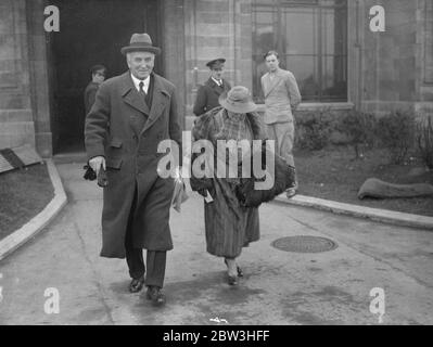 Sir John Simon, der Außenminister und Lady Simon verlassen den Flughafen Croydon, um am Bankett der britischen Handelskammer in Paris teilzunehmen. Februar 1935 Stockfoto