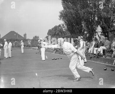 National Amateur Bowling Championships In London. Die English Bowling Association ' s Amateur National Championships für 1936 haben im Temple Bowling Club , Denmark Hill , London eröffnet. Dreihundertsvierzehn Hobbybowler - Überlebende der Qualifikationsrunden - treten in der 27. Meisterschaft an. Foto zeigt: Mr. H Taylor von Faversham in einer Action-Haltung, wie er folgt seinem Holz beim Spielen gegen Shirley Park (Surrey). August 1936, 10 Stockfoto