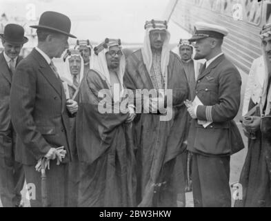 Der Emir Saud, der England zum ersten Mal besucht. Foto zeigt ; Emir Saud während eines Besuchs in Croydon Aerodrome , Chat mit Kapitän O Jonas , der Pilot, der ihn über London flog . Links ist Lieut Oberst F C Shelmordine , Generaldirektor für Zivilluftfahrt . 21 Juni 1935 Stockfoto