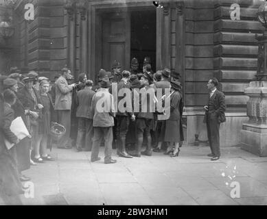 Polizei Schließen Sie Türen in Bow Street als McMahon erscheint. Es gab eine lange Schlange am Bow Street Police Court, als der Mann, der auf Constitution Hill verhaftet wurde, als der König aus Hyde Park zurückkehrte, nachdem er den Wachen neue Farben vorgestellt hatte, George Andrew McMahon, vor dem Magistrat erschien. Die Menschen warteten von den frühen Morgenstunden in der Hoffnung, Zugang zum Gericht zu erhalten, aber die Polizei hatte die Türen lange geschlossen, bevor sie alle betreten hatten. Foto zeigt: Polizei schließt die Türen an der Bow Street, als die Leute versuchten einzutreten. Juli 1936, 24 Stockfoto