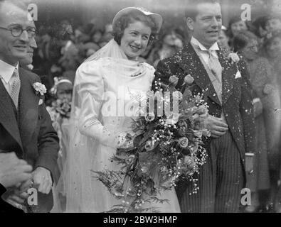 Henry Hall gibt Braut weg bei Hochzeit von Bert Yarlet , BBC Dance Orchestra Sänger Henry Hall gab weg die Braut , Miss Aileen Sandiford , ein kanadischer Kleid Designer , bei der Hochzeit von Bert Yarlett , Sänger des BBC Dance Orchestra , Die fand in Holy Trinity Church , Glouchester Terrasse , Bayswater . Der beste Mann war Dan Donovan, ein weiterer Sänger der Band. Die Brautjungfern waren die drei Schwestern (Marie, Mary, und Molly) und Vivienne Brooks war Dienstmädchen - von - Ehre. George Elrick ( Schlagzeuger - Sänger ) war ein Einspieler zusammen mit Bert Beade und Billy Smith . Elizabeth Stockfoto