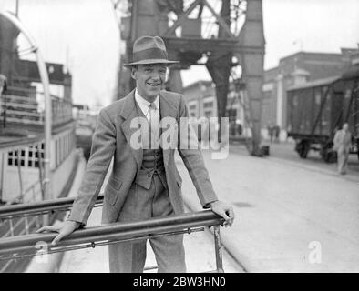 Fred Astaire Kommt Aus Amerika Nach England. Fred Astaire, berühmter Filmtanzpartener von Ginger Rogers, kam auf dem Liner Normandie aus Amerika in Southampton an. Astaire ' s Schwester - früher Adele Astaire - ist Lady Charles Cavendish . Foto zeigt: Fred Astaire bei der Ankunft in Southampton. August 1936, 10 Stockfoto