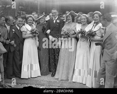 Henry Hall gibt Braut weg bei Hochzeit von Bert Yarlet , BBC Dance Orchestra Sänger Henry Hall gab weg die Braut , Miss Aileen Sandiford , ein kanadischer Kleid Designer , bei der Hochzeit von Bert Yarlett , Sänger des BBC Dance Orchestra , Die fand in Holy Trinity Church , Glouchester Terrasse , Bayswater . Der beste Mann war Dan Donovan, ein weiterer Sänger der Band. Die Brautjungfern waren die drei Schwestern (Marie, Mary, und Molly) und Vivienne Brooks war Dienstmädchen - von - Ehre. George Elrick ( Schlagzeuger - Sänger ) war ein Einspieler zusammen mit Bert Beade und Billy Smith . Elizabeth Stockfoto