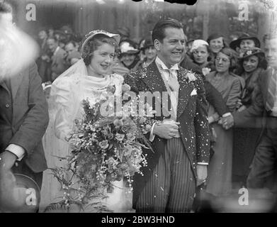 Henry Hall gibt Braut weg bei Hochzeit von Bert Yarlet , BBC Dance Orchestra Sänger Henry Hall gab weg die Braut , Miss Aileen Sandiford , ein kanadischer Kleid Designer , bei der Hochzeit von Bert Yarlett , Sänger des BBC Dance Orchestra , Die fand in Holy Trinity Church , Glouchester Terrasse , Bayswater . Der beste Mann war Dan Donovan, ein weiterer Sänger der Band. Die Brautjungfern waren die drei Schwestern (Marie, Mary, und Molly) und Vivienne Brooks war Dienstmädchen - von - Ehre. George Elrick ( Schlagzeuger - Sänger ) war ein Einspieler zusammen mit Bert Beade und Billy Smith . Elizabeth Stockfoto