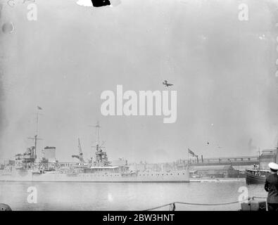 Kriegsschiffe wurden bei Chatham aus der Luft und unter dem Meer angegriffen, als eine Probe für die Navy Week - Eröffnung am Samstag, den 1. August auf der Kentish Basis. Viele neue Funktionen wurden in das Programm für Chatham ' s Display, die durch den Lord Mayor von London, Sir Percy Vincent eröffnet werden. Foto zeigt, HMS Orion (85) wird von raf Hawker Fury Flugzeuge unter den wachsamen Augen der Mitsegler bombardiert. 30 Juli 1936 Stockfoto