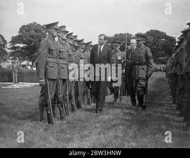 Duke of Kent inspiziert Territorials bei Tunbridge Wells Agricultural Show der Duke und Herzogin von Kent besuchten die Tunbridge Wells Agricultural Show, Kent, und machte eine Tour der Inspektion. Foto zeigt : Prinz George, Herzog von Kent inspiziert lokale Territorien . Er ist ihr Oberst - in - Chief . Juli 1936, 14 Stockfoto