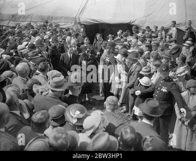 Große Menschenmengen Mob Duke und Herzogin von Kent, wie sie Tour Tunbridge Wells Agricultural Show. Riesige Menschenmengen mobbelten den Herzog und die Herzogin von Kent, als sie die Landwirtschaftsausstellung in Tunbridge Wells, Kent, besuchten. Die Polizei musste einen Weg frei, wie sie ihre Inspektion der Exponate Foto-Shows : die riesige Menge drängte um den Herzog und Herzogin von Kent, wie sie tourte die Agricultural Show . Juli 1936, 14 Stockfoto