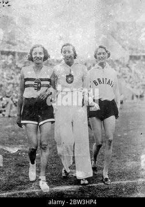 Englisch Mädchen Krawatten In Olympic High Jump - Dann Sieg Ist Weg Geschnappt. Miss Dorothy Odam aus Großbritannien machte einen galanten Versuch, die Hochsprung-Veranstaltung bei den Olympischen Spielen in Berlin zu gewinnen. Sie gebunden mit Fraulein Ibolya Csák von Ungarn in 5 ft. 3 in aber im Sprung - off der Veranstaltung wurde von Fraulain Csák gewonnen. Fraulain Elfriede Kaun von Deutschland wurde Dritter. Foto zeigt: Dorothy Odam (rechts) mit Ibolya Csák (links) und Elfriede Kaun nach der Veranstaltung. [Mädchen von 18 aus dem britischen Athletic Team - Verdächtige Shorts waren zu kurz, weil sie nicht zur Disziplin fähig ist, Fräulein Dorothy Oda Stockfoto