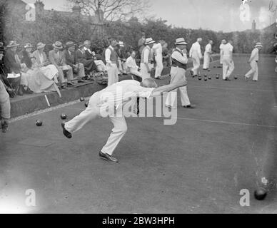 National Amateur Bowling Championships In London. Die English Bowling Association ' s Amateur National Championships für 1936 haben im Temple Bowling Club , Denmark Hill , London eröffnet. Dreihundertsvierzehn Hobbybowler - Überlebende der Qualifikationsrunden - treten in der 27. Meisterschaft an. Foto zeigt: Mr. H Taylor von Faversham in einer Action-Haltung, wie er folgt seinem Holz beim Spielen gegen Shirley Park (Surrey). August 1936, 10 Stockfoto