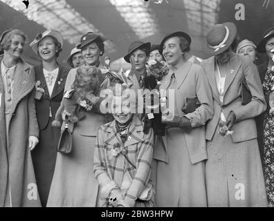 Britische Sportlerinnen verlassen für Olympische Spiele. Die Mädchen Athleten bilden Großbritanniens Frau ' s Team für die Olympischen Spiele , links Victoria Station , London , nach Berlin, wo die Spiele 1936 nächste Woche öffnen . Das Team umfasst Beamte, ein Künstler, zwei Schülerinnen und Studenten der Universität, und wird von Frau Cornell, der Manager geleitet. Foto zeigt, die britische Frauen-Team für die Olympischen Spiele bei der Abreise aus Victoria. 30 Juli 1936 Stockfoto