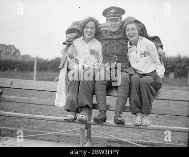 Unter Luftwaffenschutz ! . Olympische Schwimmversuche in Uxbridge. Olympische Versuche der Frauen 100 Meter Rückenschlag, Staffelfreiheit Stil und Männer 100 Meter Rückenschlag waren ein Merkmal der Uxbridge Schwimmclub ' s jährliche Gala im Uxbridge-Schwimmbad, Park Road, Uxbridge statt. Diese Versuche wurden Extras angeordnet, weil die Meisterschaft Finale in Wembley wurden in Werften geschwommen, während alle Olympischen Wettbewerbe sind Schwum über Entfernungen auf dem metrischen System gemessen. Foto zeigt, Miss Valerie Davies (links) und Miss Yvonde Glover, zwei Konkurrenten in den Frauen-Olympia-Prüfungen, tak Stockfoto