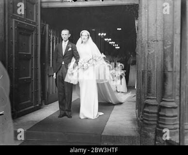 Duke of Kent ' s Equerry heiratet Herzogin ' Lady in Waiting . Herzog als bester Mann. Der Herzog von Kent war der beste Mann, wenn sein Pferd, Lord Herbert, war verheiratet mit Lady Mary Hope, Lady in Warten auf die Herzogin von Kent, in Westminster Abbey. Die Herzogin von Kent und die Herzogin und Herzogin von Gloucesteer waren Gäste bei der Zeremonie. lord Herbert ist der älteste Sohn des Earl of Preboke und Lady Mary Hope ist eine Schwester des Marquis von Linlithgow, Vizekönig von Indie. Foto zeigt, die Braut und Bräutigam verlassen nach der Zeremonie. 27 Juli 1936 Stockfoto