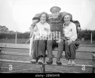 Unter Luftwaffenschutz ! . Olympische Schwimmversuche in Uxbridge. Olympische Versuche der Frauen 100 Meter Rückenschlag, Staffelfreiheit Stil und Männer 100 Meter Rückenschlag waren ein Merkmal der Uxbridge Schwimmclub ' s jährliche Gala im Uxbridge-Schwimmbad, Park Road, Uxbridge statt. Diese Versuche wurden Extras angeordnet, weil die Meisterschaft Finale in Wembley wurden in Werften geschwommen, während alle Olympischen Wettbewerbe sind Schwum über Entfernungen auf dem metrischen System gemessen. Foto zeigt, Miss Valerie Davies (links) und Miss Yvonde Glover, zwei Konkurrenten in den Frauen-Olympia-Prüfungen, tak Stockfoto