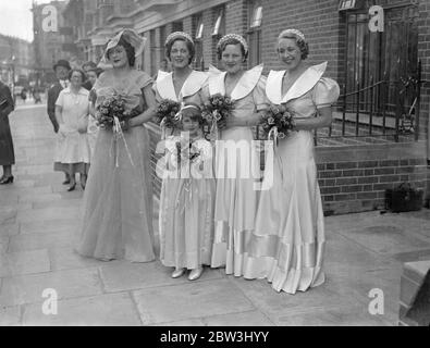 Henry Hall gibt Braut weg bei Hochzeit von Bert Yarlet , BBC Dance Orchestra Sänger Henry Hall gab weg die Braut , Miss Aileen Sandiford , ein kanadischer Kleid Designer , bei der Hochzeit von Bert Yarlett , Sänger des BBC Dance Orchestra , Die fand in Holy Trinity Church , Glouchester Terrasse , Bayswater . Der beste Mann war Dan Donovan, ein weiterer Sänger der Band. Die Brautjungfern waren die drei Schwestern (Marie, Mary, und Molly) und Vivienne Brooks war Dienstmädchen - von - Ehre. George Elrick ( Schlagzeuger - Sänger ) war ein Einspieler zusammen mit Bert Beade und Billy Smith . Elizabeth Stockfoto