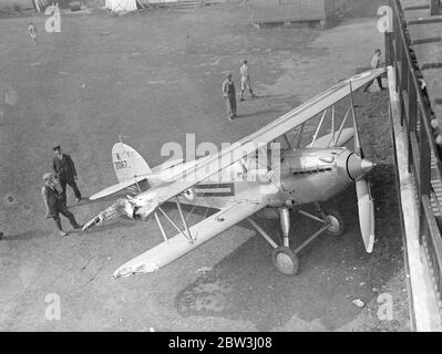 Eine Hawker Fury 1 ( K 2067 ) von No 3 Flying Training School Truppe landete in Grantham und lief in den Pavillon beschädigt seine Sternboad Flügel . 30 Juli 1936 Stockfoto