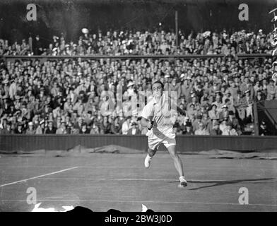 Fred Perry erzielt den zweiten Sieg für England im Davis Cup. Besiegt Adrian Quist . Nach Austin ' s Niederlage von Crawford Fred Perry schlug EIN K Quist von Australien 6-1, 4-6, 7-5, 6-2 in den Singles der Davis Cup Challenge Round zwischen England und Australien in Wimbledon. Regen unterbrochen spielen viele Male. Foto zeigt, Adrian Quist im Spiel gegen Fred Perry auf dem Center Court. 25 Juli 1936 Stockfoto