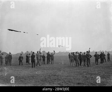 Lord Sempill verlässt Hanworth an sechs Tagen Australien und zurück Versuch. Poting ein 200 Meile eine Stunde 18 Sitzer Monospar Flugzeug, Lord Sempill, begleitet von einer Besatzung von drei, links Hanworth Aerodrome auf seinem zweiten Versuch, von England nach Australien und zurück in sechs Tagen fliegen. Er hofft, die 12, 000 Meilen nach Melbourne in der Rekordzeit von 70 Flugstunden zu decken. Der erste Flug, der Anfang dieses Monats begann, wurde in Wien aufgrund eines Defekts in der Hilfsanlage Benzinversorgung aufgegeben. Foto zeigt, das Flugzeug in der Luft, wie es Hanworth auf dem Rekordversuch verlassen. 30 Juli 1936 Stockfoto