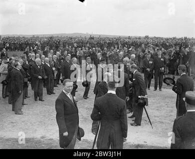 Der König enthüllt Kanada ' s Memorial to war Dead bei Vimy Bridge . Ex - Soldaten Unter Enormer Menge . König Edward, in Anwesenheit von Präsident Lebrun von Frankreich und sechstausend kanadischen Kriegsveteranen, enthüllt die beeindruckende Denkmal für die 11,700 Kanadier, die auf den Schlachtfeldern fiel, über die das Denkmal jetzt Türme bei Vimy Ridge, in der Nähe von Arras, Frankreich. Tausende, die aus Kanada eine besondere Pilgerreise gemacht hatten, waren unter den riesigen Menschenmengen, die sich zur Zeremonie versammelt hatten. Foto zeigt: Ex - Soldaten unter enormer Menschenmenge. Juli 1936, 26 Stockfoto