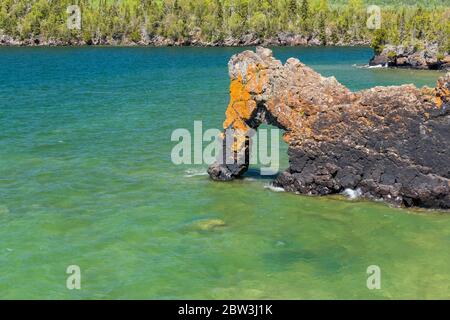 Eine Felsbogenformation am Lake Superior Stockfoto