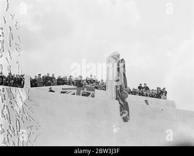 Der König enthüllt Kanada ' s Memorial to war Dead bei Vimy Bridge . Ex - Soldaten Unter Enormer Menge . König Edward, in Anwesenheit von Präsident Lebrun von Frankreich und sechstausend kanadischen Kriegsveteranen, enthüllt die beeindruckende Denkmal für die 11,700 Kanadier, die auf den Schlachtfeldern fiel, über die das Denkmal jetzt Türme bei Vimy Ridge, in der Nähe von Arras, Frankreich. Tausende, die aus Kanada eine besondere Pilgerreise gemacht hatten, waren unter den riesigen Menschenmengen, die sich zur Zeremonie versammelt hatten. Foto zeigt: Die Szene direkt nach der Enthüllung zeigt die Statue von Kanada Trauer am Fuße des Memorial. 2 Stockfoto