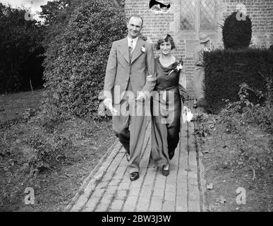 Berühmte Sussex Kricketspieler hat Dorf Hochzeit. John Langridge, die Sussex Kricketspieler war verheiratet mit Miss Nina Marsh in St. Augustine ' s Kirche, Scaynes Hill. Foto zeigt die Braut und Bräutigam verlassen die Kirche. 10. September 1935 Stockfoto