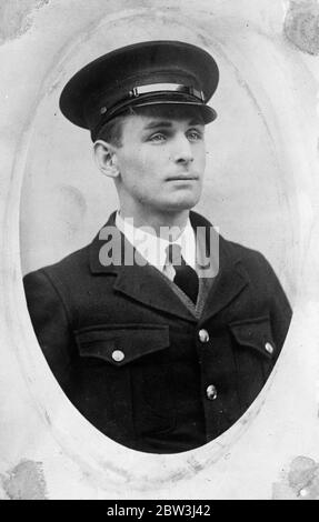 Feuerwehrmann gratulierte zur Tapferkeit in Wimpole Street Feuer von Koronierer. Station Officer Leonard Tobias . 22. November 1935 Stockfoto