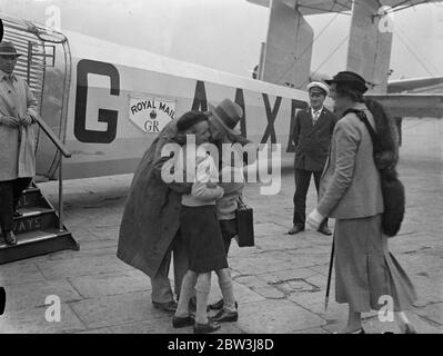 Air Chief Marshal von seinen Kindern begrüßt, wenn er nach Hause aus dem Nahen Osten kommt. Flugoberhaupt-Marschall Sir Robert Brock Popham wurde von seiner Frau und zwei Kindern empfangen, als er vom Nahen Osten aus am Croydon Aerodrome ankam. Foto zeigt, Air Chief Marsshal Sir Robert Brock Popham umarmt seine beiden Kinder bei der Ankunft in Croydon. Juni 1936 Stockfoto