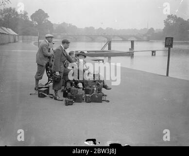 Nur die Badegäste fehlten. Das Serpentine Lido im Hyde Park wurde heute (Samstag) zum ersten Mal in dieser Saison eröffnet. Eine Gruppe hoffnungsvoller Fotografen kam alle bereit, Bilder von den ersten Badenden des Jahres zu machen, nur um zu finden, dass sie das Lido für sich hatten. Da sie früh waren, jedoch, sie ließen sich nieder, um zu warten. Die Kameraleute warteten vier Stunden, bevor sie entschieden, dass das zweifelhafte Wetter alle Schwimm-Enthusiasten erschreckte ! . Foto zeigt, die Fotografen warten neben dem verlassenen Lido. 30 Mai 1936 Stockfoto