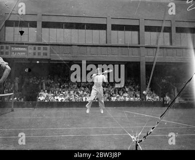 Perry trifft Siamese Spieler in Wimbledon Fred Perry , der Meister , traf Kasom Chartikavanij von Siam [ jetzt Thailand ] in den Männern Singles am dritten Tag der WimbledonTennis Championships . Foto zeigt : Perry im Spiel gegen Chartikavanij auf Nein . 1 Gericht . 24 Juni 1936 Stockfoto