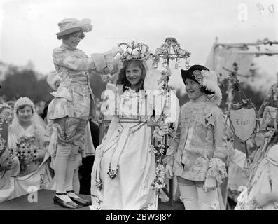 Mai Königin von London gekrönt in Hayes. Miss Olive Bone von Clapham gekrönt wurde in Hayes, Kent, als Mai Königin von London. Die Krönung wurde von Pauline Gillham, der Königin von Merrie England im letzten Jahr durchgeführt. Foto zeigt, wie Olive Bone von Pauline Gillham zur Königin von London gekrönt wird. Mai 1936 Stockfoto