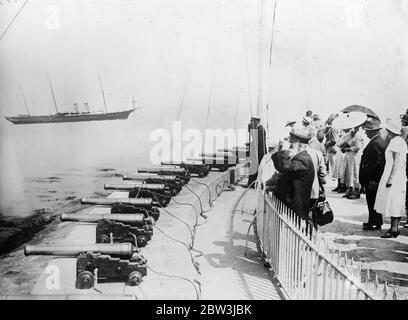 Die King und Queen Bord Royal Yacht für Urlaub über Wasser. Royal Salute in Cowes als der König und die Königin an Bord der Victoria Albert ankommen. 30 Juli 1935 Stockfoto