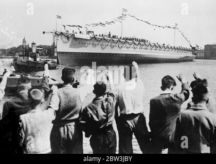 Der Start des Admiral Graf Spee ein schwerer Kreuzer der Deutschland-Klasse, der mit der Kriegsmarine von Deutschland dienen soll. Bei ihrem Start wurde sie von der Tochter des Admiral Maximilian von Spee getauft, dem Namensvetter des Schiffes. 30 Juni 1934 Stockfoto