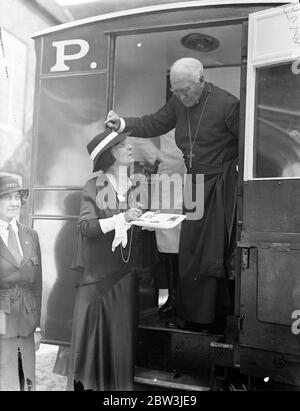 Bischof von London als Gastgeber für PDSA im Fulham Palace. Der Bischof von London, Dr. Winnington Ingram, präsidierte bei einer Sitzung im Fulham Palace, um die Menschen zu helfen ' s Dispensary für kranke Tiere. An der Sitzung nahmen Frau M E Dickin, OBE, Gründerin und Ehrendirektorin der PUSA Teil. In den Schlossgärten war eine Karawanenspenderin zu sehen. Foto zeigt, MRA M E Dickio, OBE, zeigt den Bischof von London die verschiedenen Reihenfolge der PDSA, nachdem er die mobile Apotheke besucht hatte. 14 Mai 1936 Stockfoto