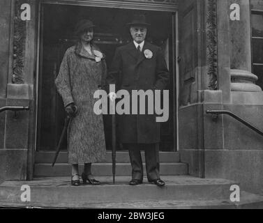 Sir Samuel Hoare gibt die Nominierung ab. Sir Samuel und Lady Hoare verlassen das Chelsea Town Hall. November 1935 Stockfoto