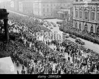 Millionen grüßen Hitmer in Berlin Straßen. Mit 2, 000, 000 Personen, die sich über vier Meilen erstrecken, versammelten sich um seine Rede zu hören, sprach Bundeskanzler Hitler zum Nationalfeiertag (1. Mai) von den Stufen des Berliner Museams auf dem Lustgarten aus mit dem gesamten deutschen Volk. Die Rede wurde über Lautsprecher in Berlin und im ganzen Reich wiedergegeben. Hitler denunzierte als Lügner diejenigen, die sagen, dass Deutschland bereitet sich auf Österreich oder die Tschechoslowakei einzufallen. "Ich führe nicht dazu, dass Millionen geschlachtet werden, damit andere Millionen an mich glauben", sagte er. Foto zeigt, Kanzler getroffen Stockfoto