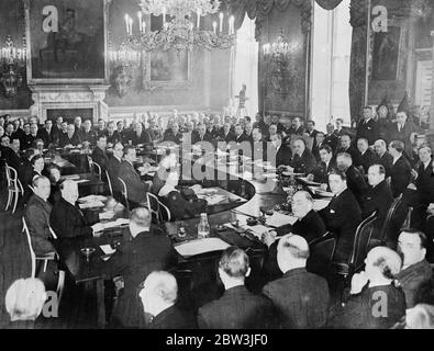 Deutscher Delegierter sagt Bundesrat Locarno ist tot. Die Sitzung des Bundesrates mit Deutschland ist zum ersten Mal seit 1933 vertreten. Die deutschen Delegierten sitzen an der Wand am linken Ende des Tisches. Herr von Ribbentrop hat die Arme gefaltet. 19 März 1935 Stockfoto