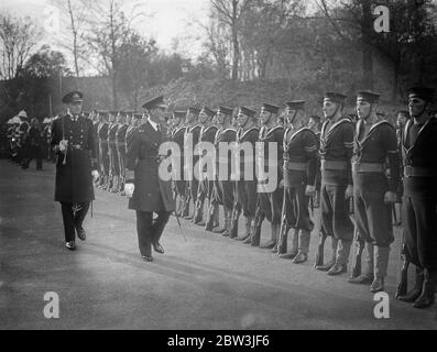 Evans der zerbrochenes Hieh Flagge als Kommandant in Chatham. Vizeadmiral Sir Edward R C B Evans, K C B, DSC, Evans der brach ", histe seine Flagge bei Chatham als Kommandant in Chief. In Folge Admiral Sir Hugh J Tweedie. "Evans of the Broke" , der 54 ist, ist der am meisten dekorierte Offizier in der Marine. Foto zeigt, Vizeadmiral Sir Edward Evans Inspektion der Ehrenwache. Dezember 1935 Stockfoto