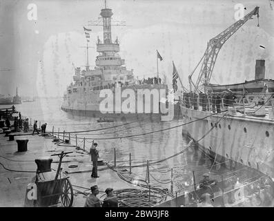 Das amerikanische Schlachtschiff kommt in Portsmouth für einen Besuch an. Die USS Oklahoma ( BB - 37 ) kam in Porstmouth für einen Besuch. Die Oklahoma wird als Trainingsschiff für Mid Shhipmen der Naval Academy. Sie war in der Division von Konteradmiral T S Rodgers kommandiert, die während des Krieges wurde nach Berehaven als zusätzliche Wache für die amerikanischen Truppenkonvois im Atlantik geschickt. Zwei weitere Schlachtschiffe, die USS Arkansas (BB-33) und die USS Wyoming (BB-32), die auch in britischen Gewässern während des Krieges in der Grand Fleet und der USS Wyoming (BB-32), sind Portsmouth besuchen als gut. Phot Stockfoto