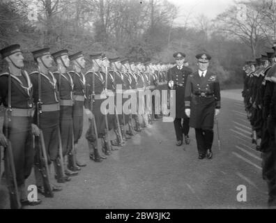 Evans der zerbrochenes Hieh Flagge als Kommandant in Chatham. Vizeadmiral Sir Edward R C B Evans, K C B, DSC, Evans der brach ", histe seine Flagge bei Chatham als Kommandant in Chief. In Folge Admiral Sir Hugh J Tweedie. "Evans of the Broke" , der 54 ist, ist der am meisten dekorierte Offizier in der Marine. Foto zeigt, Vizeadmiral Sir Edward Evans Inspektion der Ehrenwache. Dezember 1935 Stockfoto