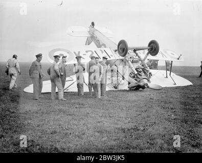 Ein Bristol Bulldog Mk II A von No. 17 Squadron Royal Air Force an der Royal Air Force Station Kenley, Surrey, Registrierung K2216 nach seinem Unfall (links), in dem bei der Landung beim Bremsen das Flugzeug umgedreht. Der Pilot wurde den Absturz lebendig gelassen, aber der Flugzeugschaden war nicht repariert. Der Absturz ereignete sich während der Proben für Empire Air Day, der in diesem Monat stattfinden soll. An diesem Tag werden die RAF-Flugplätze für die öffentliche Inspektion geöffnet. Foto zeigt Bodenpersonel und ein Pilot (links, unbekannt, wenn Pilot des Absturzes) Inspektion der abgestürzten Flugzeug. Mai 1936 Stockfoto