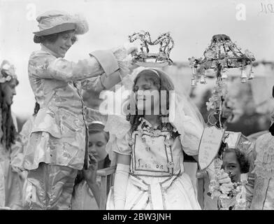 Mai Königin von London gekrönt in Hayes. Miss Olive Bone von Clapham gekrönt wurde in Hayes, Kent, als Mai Königin von London. Die Krönung wurde von Pauline Gillham, der Königin von Merrie England im letzten Jahr durchgeführt. Foto zeigt, wie Olive Bone von Pauline Gillham zur Königin von London gekrönt wird. Mai 1936 Stockfoto