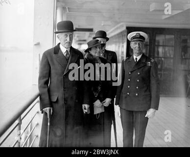 Lord Willingdon, ex Vizekönig, kommt in Tilbury mit Lady Willingdon aus Indien. Lord Willingdon, der pensionierte Vizekönig von indien, kam mit Lady Willingdon an Bord des Liners Strathmore in Tilbury an. Aufgrund einer Kälte, Lord Willingdon abgeschlossen die Reise nach Hause auf dem Schiff statt Landung in Marseille, wie er beabsichtigt. Foto zeigt, Lord und Lady Willingdon, mit Kapitän Harrison, Kommandant der Strathmore, bei der Ankunft in Tilbury. Mai 1936 Stockfoto