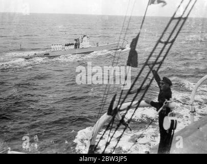 Neue deutsche U-Boote Pass vor Hitler in größte Flotte Display seit dem Krieg Fliegen der Nazi-Flagge, U-Boote und Tasche Schlachtschiffe von Deutschlands neue Hochseeflotte Teilnahme an der spektakulärsten Marine-Display in deutschen Gewässern seit dem Krieg gesehen, Vor Bundeskanzler Hitler in einer Überprüfung verabschiedet, bevor er aus Kiel aufdampft, um an den kombinierten Manövern in der Ostsee teilzunehmen. Wasserflugzeuge nahmen an der Ausstellung Teil. Foto zeigt: EIN deutsches U-Boot, das das Schlachtschiff passiert, von dem Bundeskanzler Hitler den Gruß nahm. 31 Mai 1936 Stockfoto