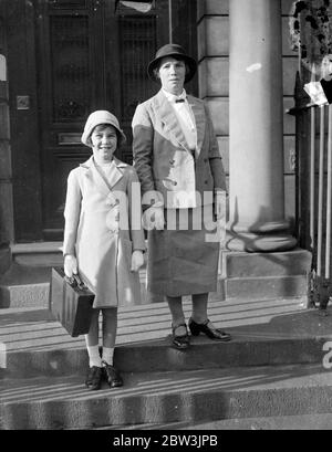 Sieben Jahre alte Brautjungfer für Lady Alice Scott 's Hochzeit zum Herzog von Gloucester. Miss Ann Hawkins auf dem Weg zur Schule mit ihrer Krankenschwester. Oktober 1935 Stockfoto