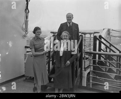 ' RMS Queen Mary ' s ' führende Hand . Mit ihm die guten Wünsche von Millionen von Menschen auf beiden Seiten des Atlantiks, Captain Sir Edgar Britten, commodore der Cunard White Star Line, nimmt die riesige neue Liner "Queen Mary" auf ihrer ersten Reise von Southampton nach New York. Foto zeigt, Kapitän Sir Edgar Britten, Kommandant der "Queen Mary", mit seiner Frau und Tochter an Bord der "Queen Mary" in Southampton. 27 Mai 1936 Stockfoto