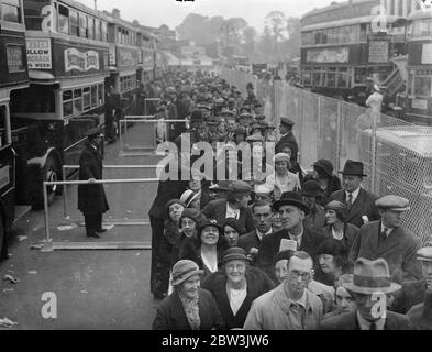 Tausende fahren mit dem Bus von Morden ins Derby. Tausende von Menschen verließen Morden mit dem Autobus zum Derby. Foto zeigt, Menschenmassen Boarding Busse in Morden für das Derby. 27 Mai 1936 Stockfoto