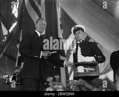 Preistag auf der HMS Worcester, das Trainingsschiff der Thames Nautical Training College in Greenhithe, Kent. Foto zeigt, Sir Bolton Eyres Monsell, erster Herr der Admiralität präsentiert R A N Cox, Wer nahm den König ' s Gold-Medaille, einer seiner vielen Preise. August 1935 Stockfoto