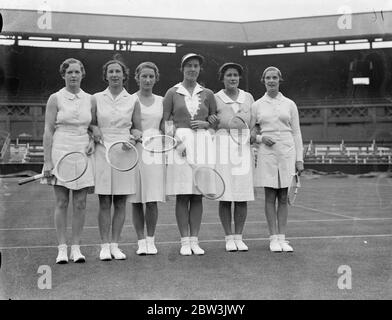 Das Britische Wighman Cup Team Tune Up In Wimbledon Für Die Eröffnung Des Wettbewerbs Morgen. Mitglieder der britischen und amerikanischen Wightman Cup Tennis Teams setzen den letzten Schliff in Wimbledon, um ihre Vorbereitung auf den Wettbewerb, der in Wimbledon morgen öffnet (Freitag). Foto zeigt ( l zu r ) : Freda James ; Dorothy Round ; Mary Hardwick ; E . Dearman; Nancy Lyle und Kay Stammers. 11 Juni 1936 Stockfoto